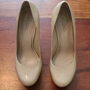 NUDE PATENT LEATHER PUMPS
